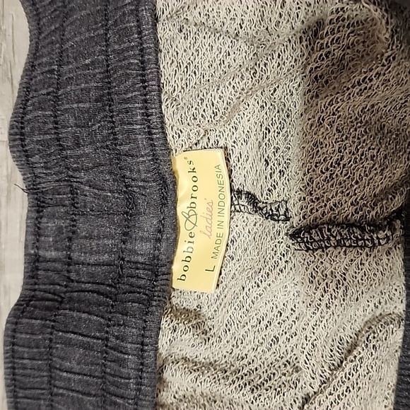 Womens shorts - Picture 2 of 2